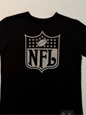 Official NFL Shield Logo Black Graphic T-Shirt | Men’s Size Medium | NWOT